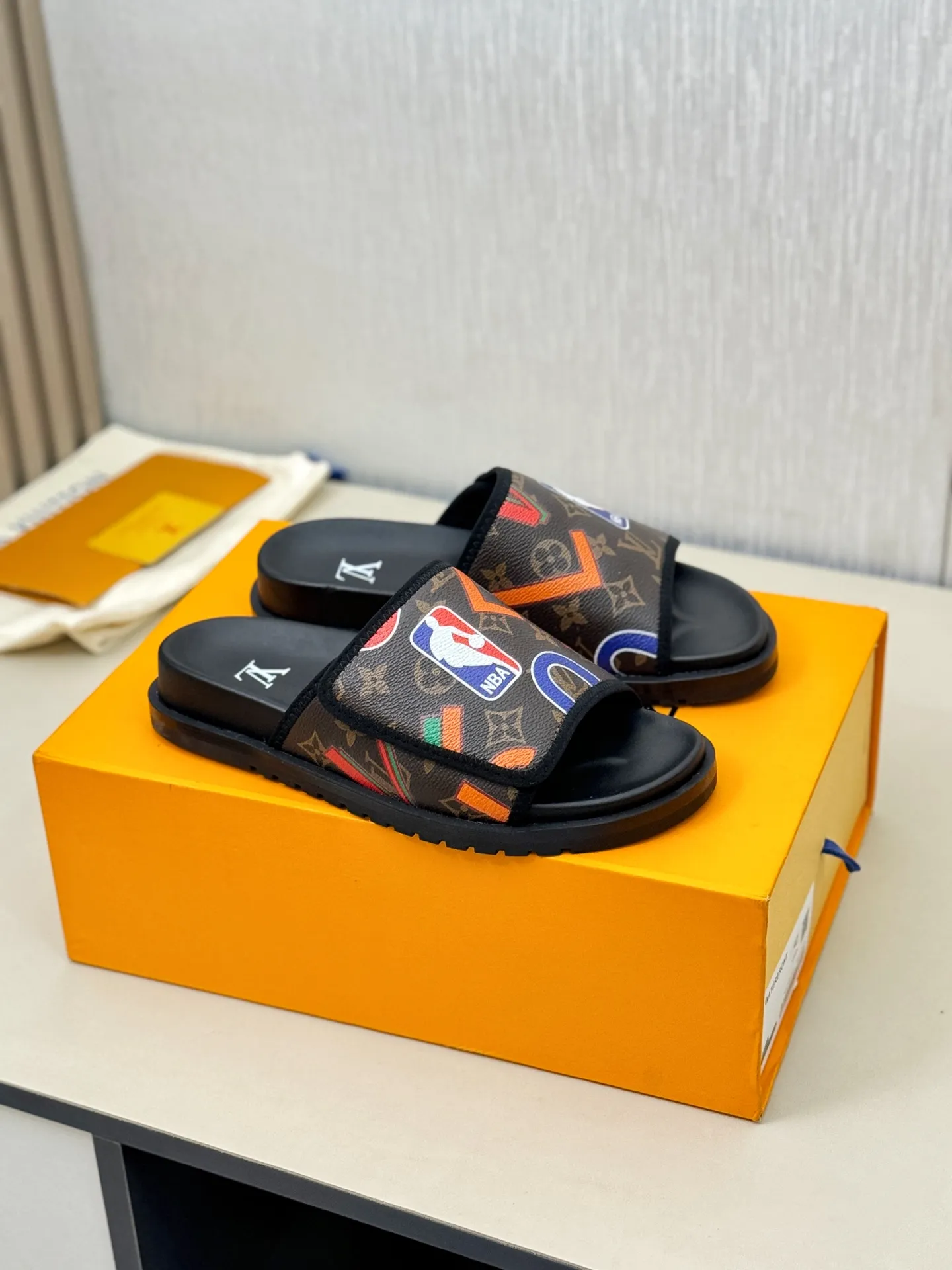 [L Home] P: 340💰Size: 38-45 Top purchasing agent lv men's summer slippers, classic presbyopia with Velcro, soft real leather lining, unique color splicing effect, distinctive personality, fashionable and trendy essential style, light and comfortable. Lightweight and tough rubber insole, micro ridged foam outsole, super comfortable!